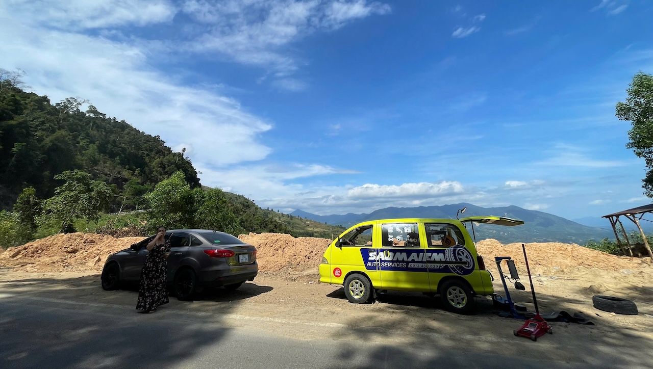 Vá lốp ô tô tận nơi